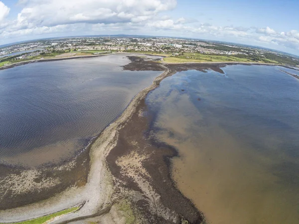 Arka planda Galway kasaba ile Galway koyunda Hare Adası — Stok fotoğraf