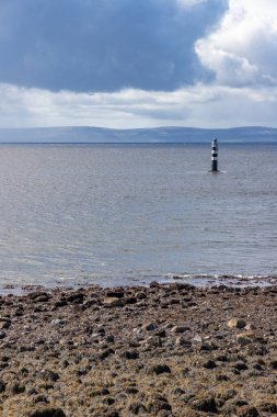 Yağmurlu bulut ve burren dağları ile Galway koyunda Deniz Feneri i