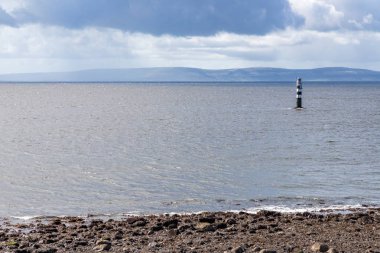 Yağmurlu bulut ve burren dağları ile Galway koyunda Deniz Feneri i