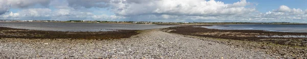 Hare Adası ve Ballyloughane Plajı arasındaki patika ile panorama — Stok fotoğraf