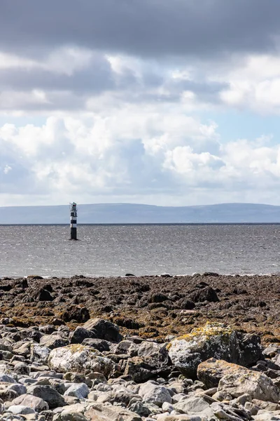 Maják v Galway zálivu s deštivém mrakem a Burren — Stock fotografie