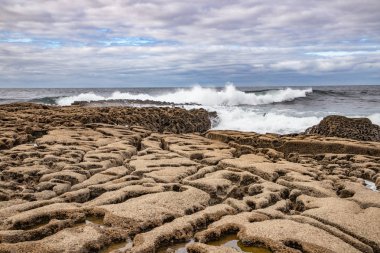 Dalgalar ve kayalar ile Liman plaj