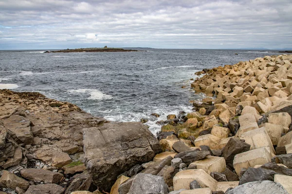 Playa del puerto con olas y la isla de Cangrejo en el fondo — Foto de Stock