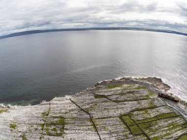 Inisheer Adası 'ndaki sahil ve tarım alanlarının havadan görüntüsü.