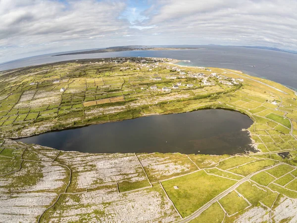 Vista aérea de los campos de lagos y granjas en la isla Inisheer —  Fotos de Stock