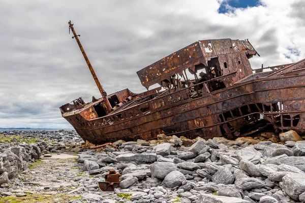 Naufrage de Plassey et rochers sur l'île d'Inisheer — Photo