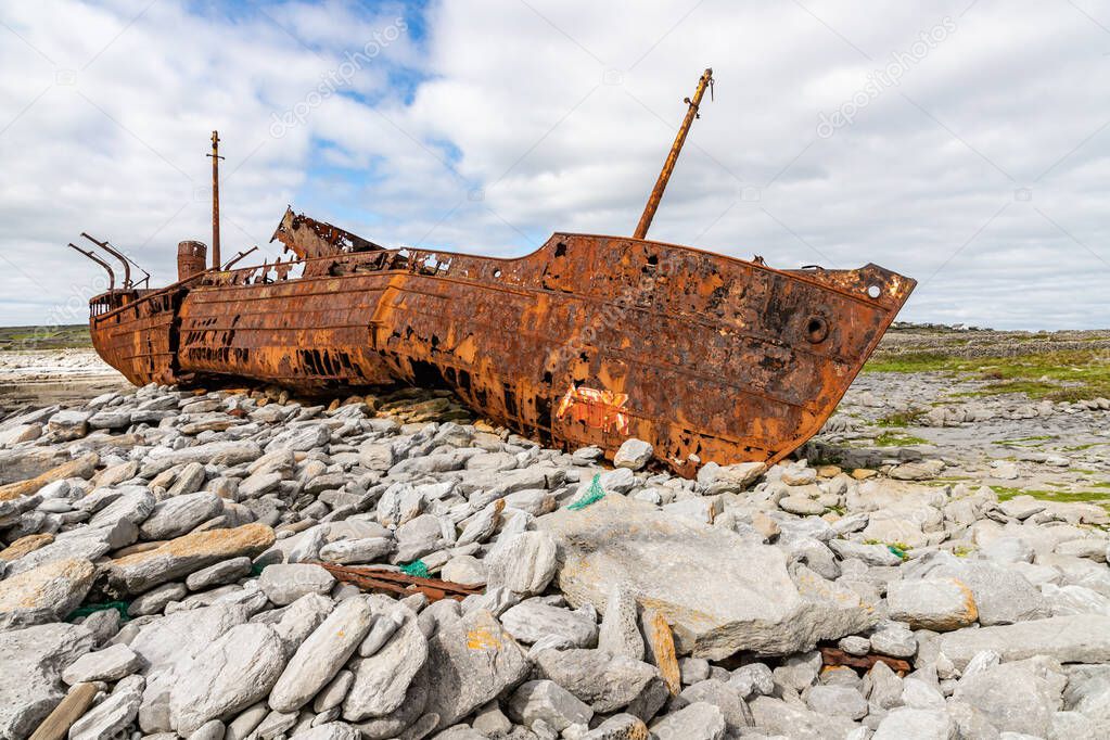 Plassey shipwreck and rocks in Inisheer Island