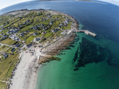 Inisheer Adası 'ndaki sahil ve köy havadan görünüyor.