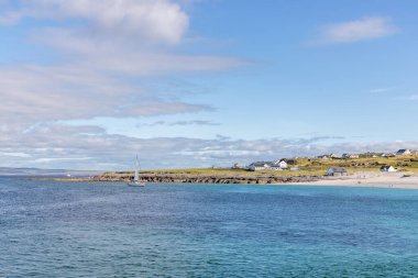 Inisheer adasındaki sahil ve köy