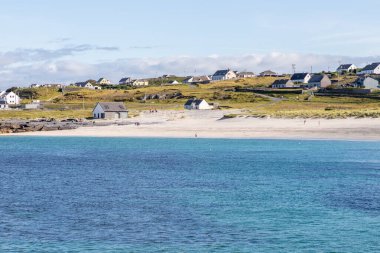 Inisheer adasındaki sahil ve köy