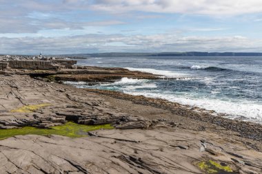 Inisheer adasındaki deniz feneri ve Moher 'in uçurumları