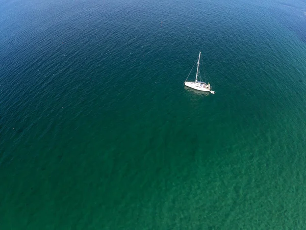 Vista aérea do barco na ilha de Inisheer — Fotografia de Stock