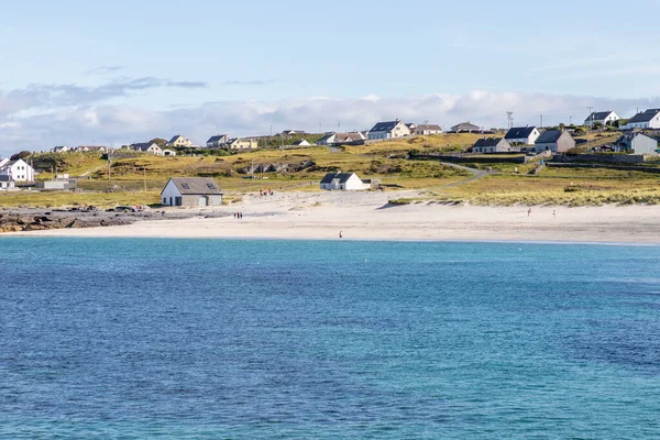 Strand en dorp in Inisheer eiland — Stockfoto