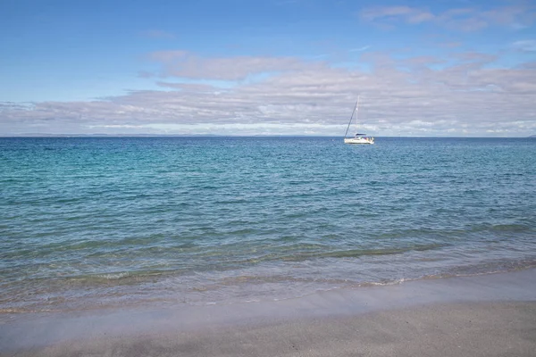 Plaża i łódź na wyspie Inisheer — Zdjęcie stockowe