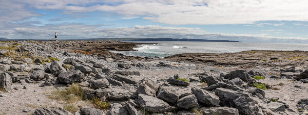Мбаппе с пляжем, маяком и скалами в Бакгру
