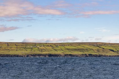 Çiftlik arazileri ve uçurumların üzerindeki evler