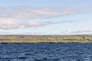 Çiftlik arazileri ve uçurumların üzerindeki evler