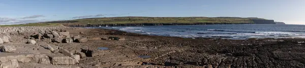 Panorama della spiaggia rocciosa con scogliere di Moher sullo sfondo — Foto Stock