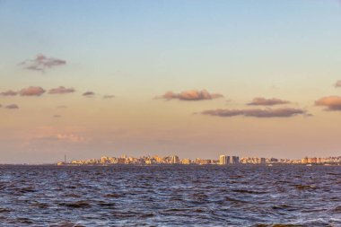Arka planda Porto Alegre olan Guaiba Gölü, Rio Grande do Sul, Brezilya