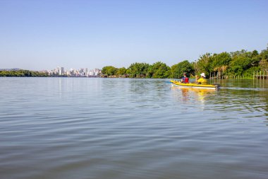 Arka planda Guaiba nehri ve Porto Alegre şehrindeki binalar, Rio Grande do Sul, Brezilya