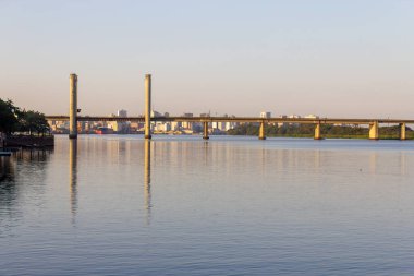 Porto Alegre, Rio Grande do Sul, Brezilya 'daki Guaiba Nehri üzerindeki köprü