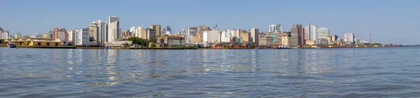 Porto Alegre şehrindeki binalarla Panorama ve Guaiba nehri, Rio Grande do Sul, Brezilya