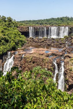 Orman, şelale ve taşlı nehir, Foz do Iguacu, Parana, Brezilya