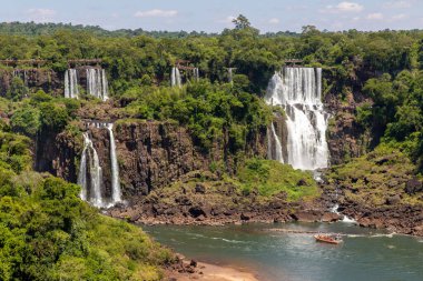 Orman, şelale ve taşlı nehir, Foz do Iguacu, Parana, Brezilya