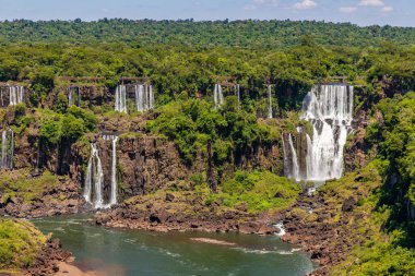 Orman, şelale ve taşlı nehir, Foz do Iguacu, Parana, Brezilya