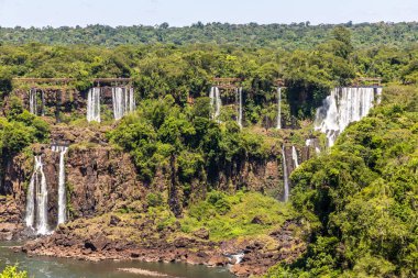 Orman, şelale ve taşlı nehir, Foz do Iguacu, Parana, Brezilya