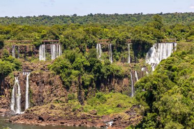 Orman, şelale ve taşlı nehir, Foz do Iguacu, Parana, Brezilya