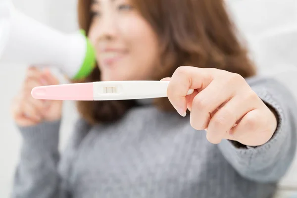Feliz Asiático Mujer Holding Megáfono Embarazo Prueba —  Fotos de Stock