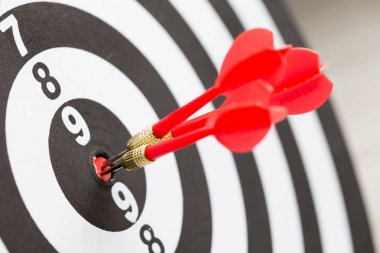Dart tahtası ortasına isabet hedef dart oku