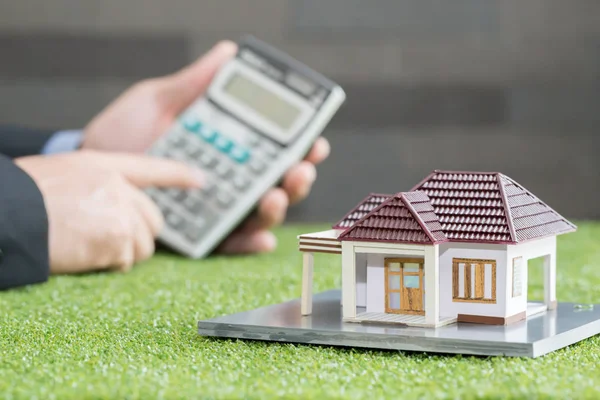 Man Tellen Betalingen Voor Huis Hypotheek Concept — Stockfoto