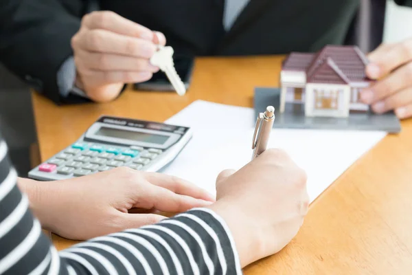 Bancos Aprovam Empréstimos Para Comprar Casas Vender Conceito Casa — Fotografia de Stock