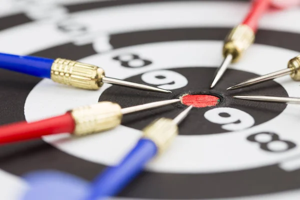 Doel Dart Pijl Raken Het Midden Van Het Dartbord — Stockfoto