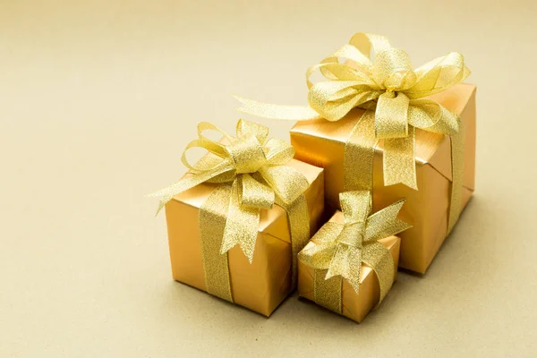 Gold Gift Box Brown Paper Background — Stock Photo, Image
