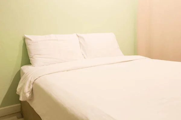 白色床单和枕头 — 图库照片