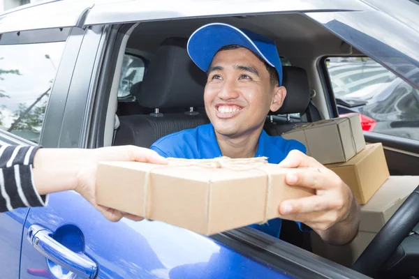 Mujer Mano Aceptar Una Entrega Cajas Repartidor —  Fotos de Stock