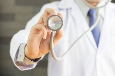 Elinde steteskop olan bir doktor.