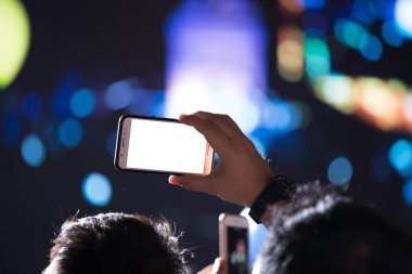 El ile bir smartphone boş beyaz ekran ile lüks parti kaydeder