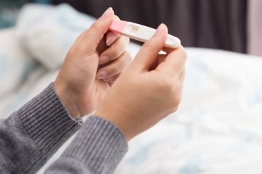 Hamilelik testi yapan kadın, yeni hayat ve yeni aile kavramı.
