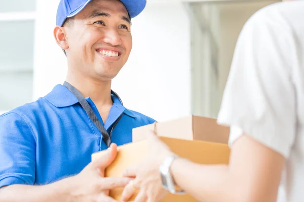 Mujer Mano Aceptar Una Entrega Cajas Repartidor —  Fotos de Stock