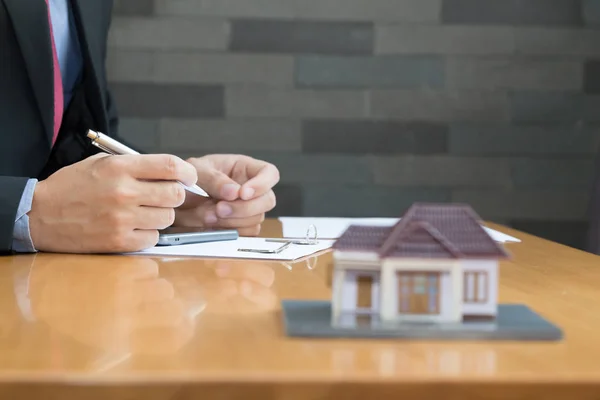 Geschäftsmann Vermietet Ein Haus Mobiler Anwendung Smartphone — Stockfoto