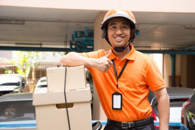 Teslimatçı ile motosiklet üzerinde kutu