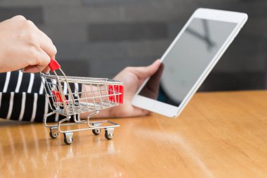 Online alışveriş kavramı, kadın el holding tablet ve alışveriş sepeti