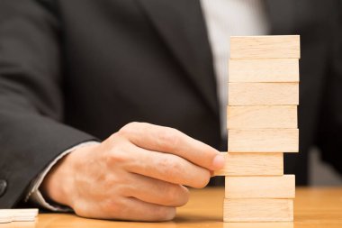 Alternatif risk kavramı. İşadamı ahşap blok seçimi