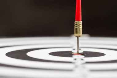 Dart tahtası ortasına isabet hedef dart oku