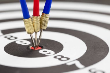 Bir hedef tahtası, ortaklık kavramı ortasına isabet okları