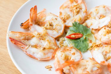 Sarımsak ile haşlanmış karides